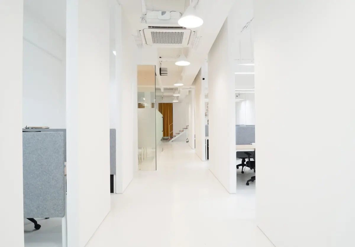 화이트 미니멀 공유오피스 복도 인테리어